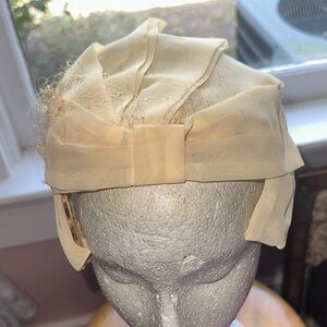Vintage 50s/60s Cream Bow Fascinator Hat